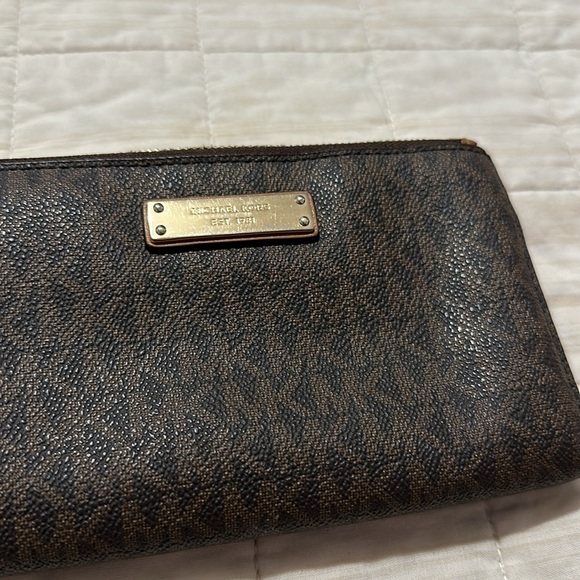 Michael Kors Classic Brown Logo Pocket Book - Picture 2 of 6